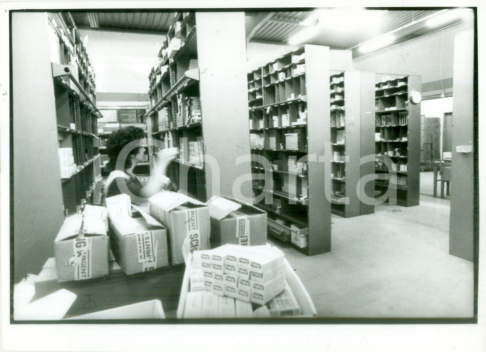 Fotografia d epoca originale 1990 ca FRANCE Farmacista riordina magazzino medicinali Fotografia 1