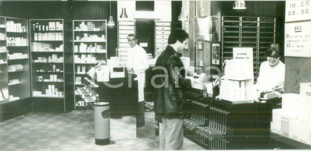 Fotografia d epoca originale 1985 ca FRANCE Cliente acquista medicinali in farmacia Fotografia 1