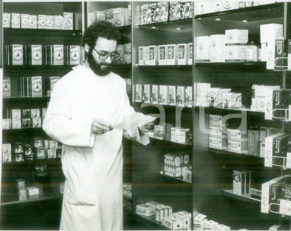 Fotografia d epoca originale 1988 FRANCE Farmacista al lavoro legge prescrizione per medicinali Fotografia 1