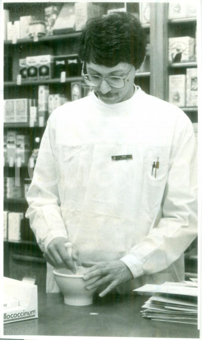 Fotografia d epoca originale 1985 ca FRANCE Farmacista prepara medicinale con mortaio e pestello Fotografia 1