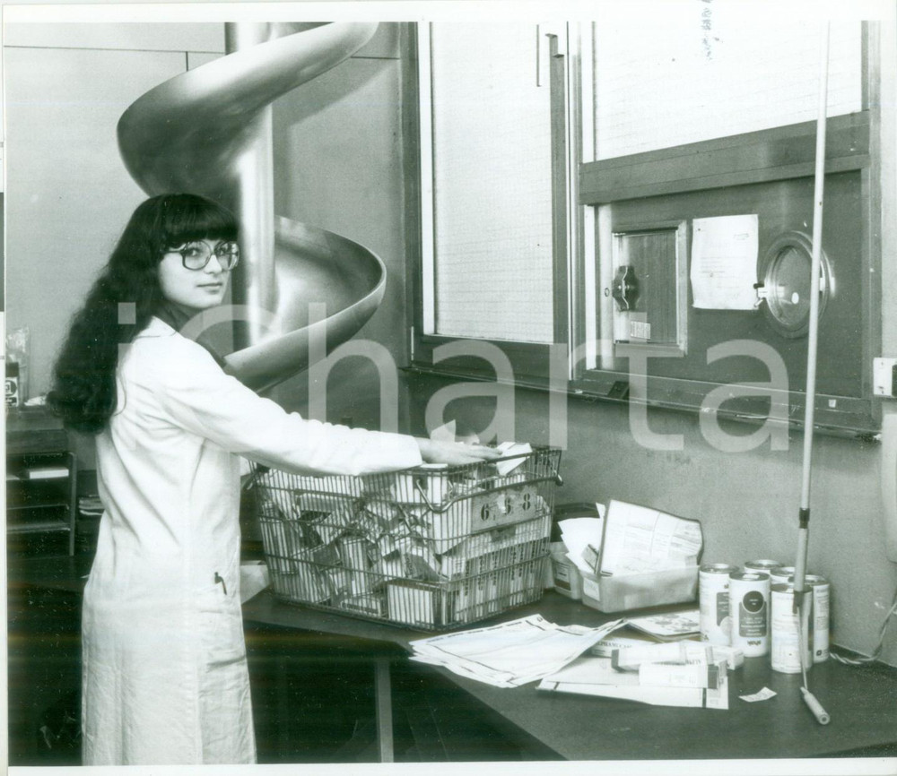 Fotografia d epoca originale 1987 FRANCE Giovane farmacista ordina medicinale in una cesta Fotografia 1