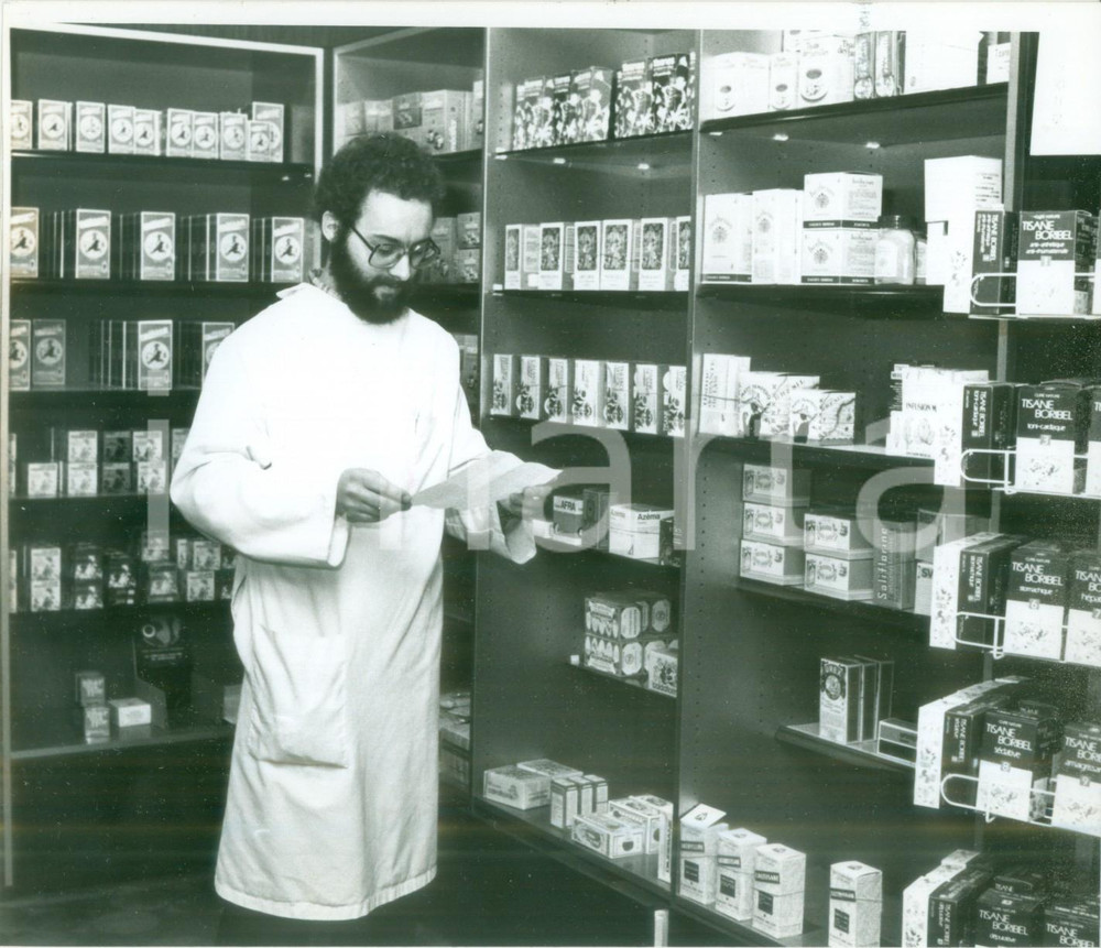 Fotografia d epoca originale 1987 FRANCE Farmacista al lavoro legge prescrizione per medicinali Fotografia 1