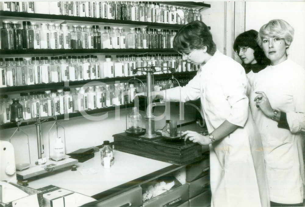 Fotografia d epoca originale 1980 FRANCE Studenti di farmacia al lavoro in laboratorio Fotografia 1