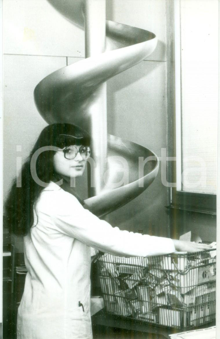 Fotografia d epoca originale 1988 FRANCE Farmacista riordina medicinali in una cesta Fotografia 1