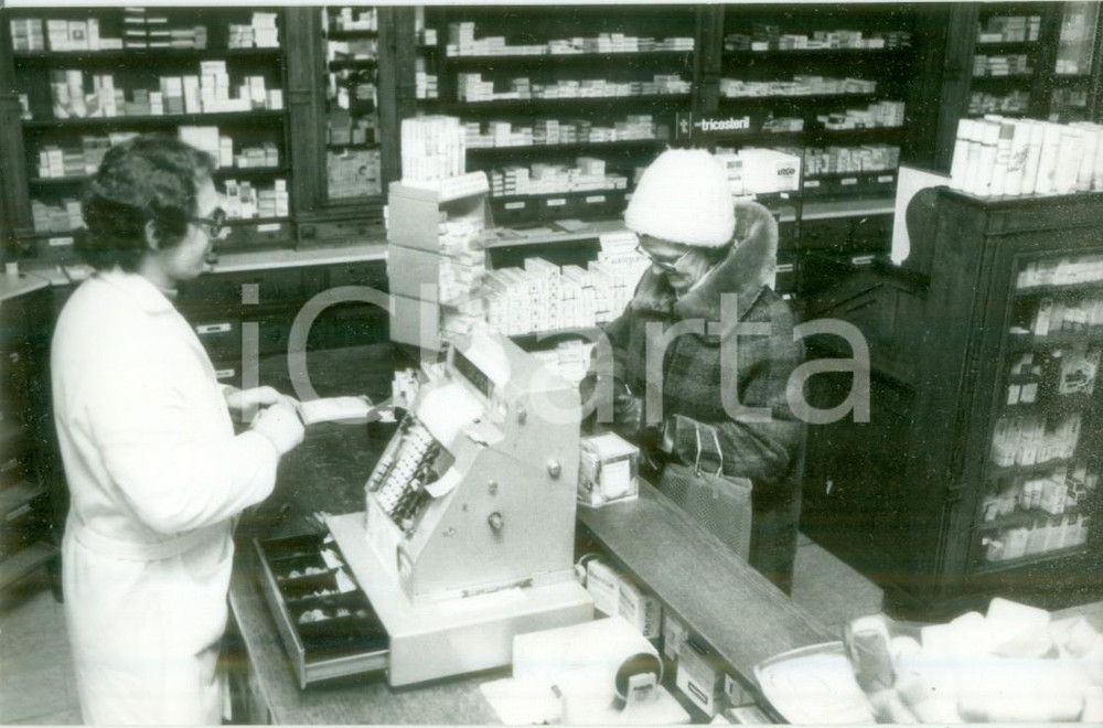 Fotografia d epoca originale 1980 FRANCE Anziana alla cassa in farmacia Fotografia cm 14 x 9 1