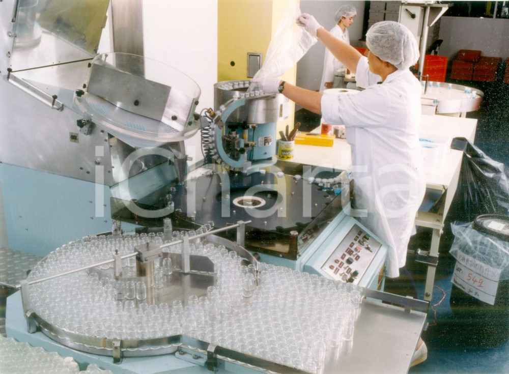 Fotografia d epoca originale 1995 ca HUNINGUE FRANCE Confezionamento pillole veterinarie CIBA Fotografia 1