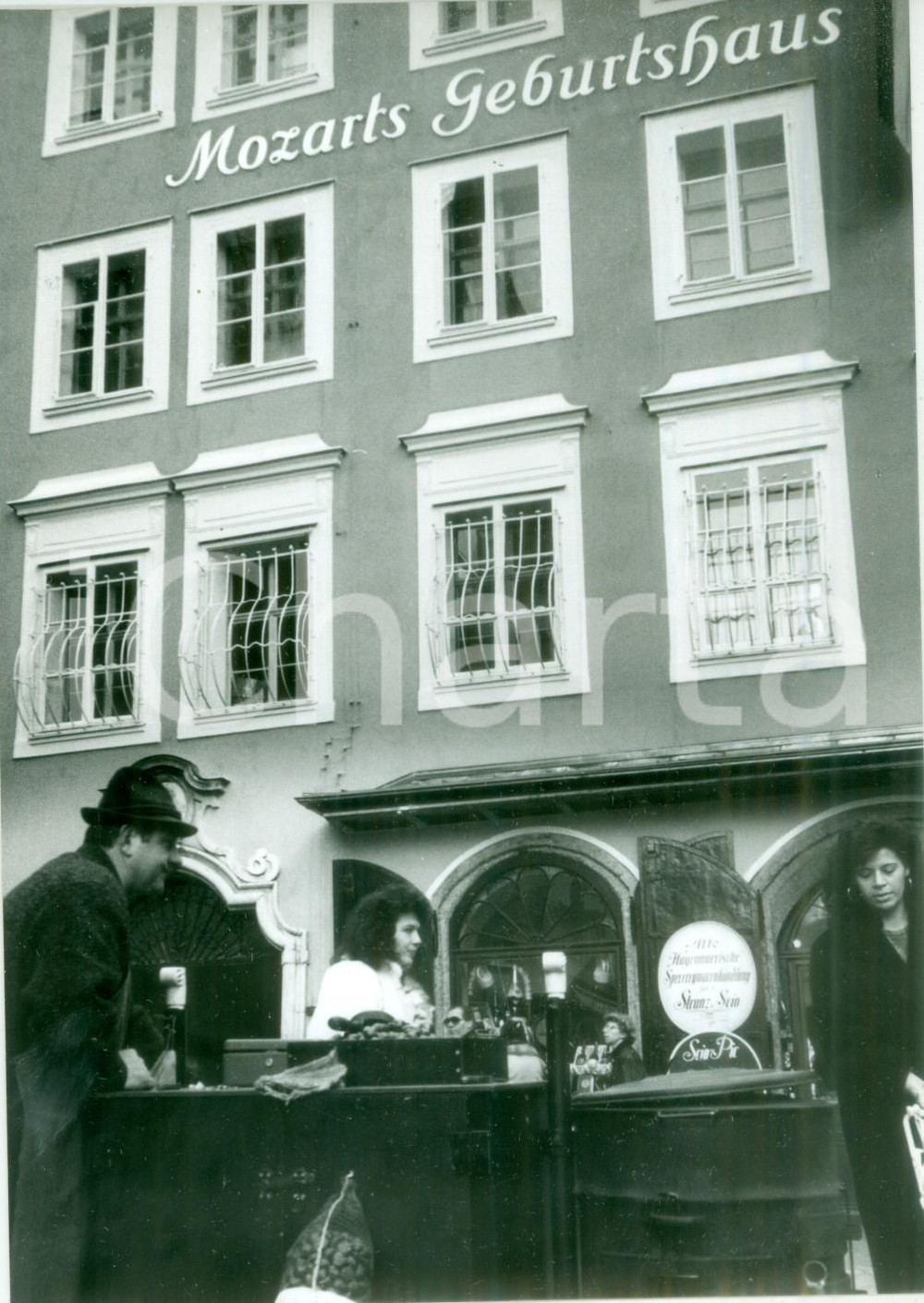 Fotografia d epoca originale 1990 ca SALZBURG AUSTRIA Casa natale di MOZART Banco delle caldarroste Foto 1