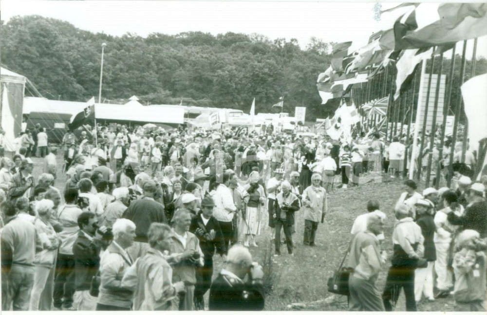 Fotografia d epoca originale 1993 UNGERSHEIM FRANCE Bandiere al vento al rally caravan camping Fotografia 1