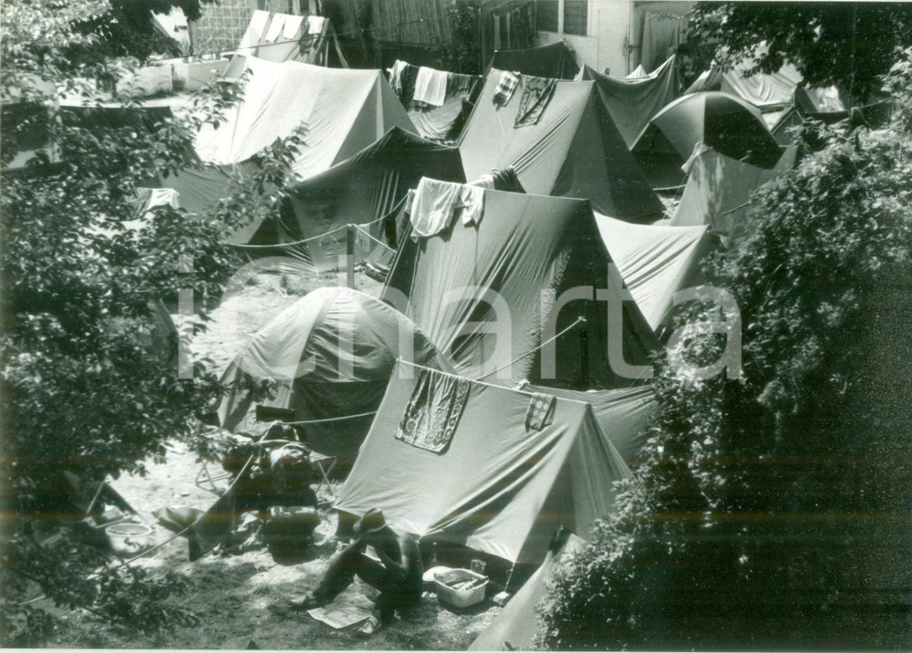 Fotografia d epoca originale 1990 ca FRANCE Campeggio Tutti in tenda per il maltempo Fotografia 1