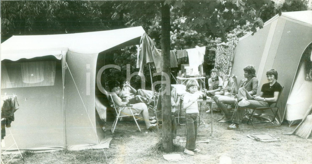 Fotografia d epoca originale 1980 FRANCE Campeggiatori riposano fuori dalle tende Fotografia 1