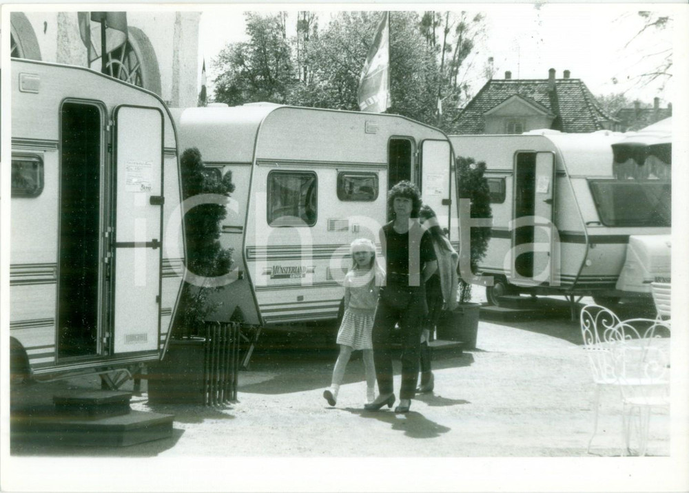 Fotografia d epoca originale 1985 ca STRASBOURG FRANCE Roulotte e famiglie al campeggio Fotografia 1