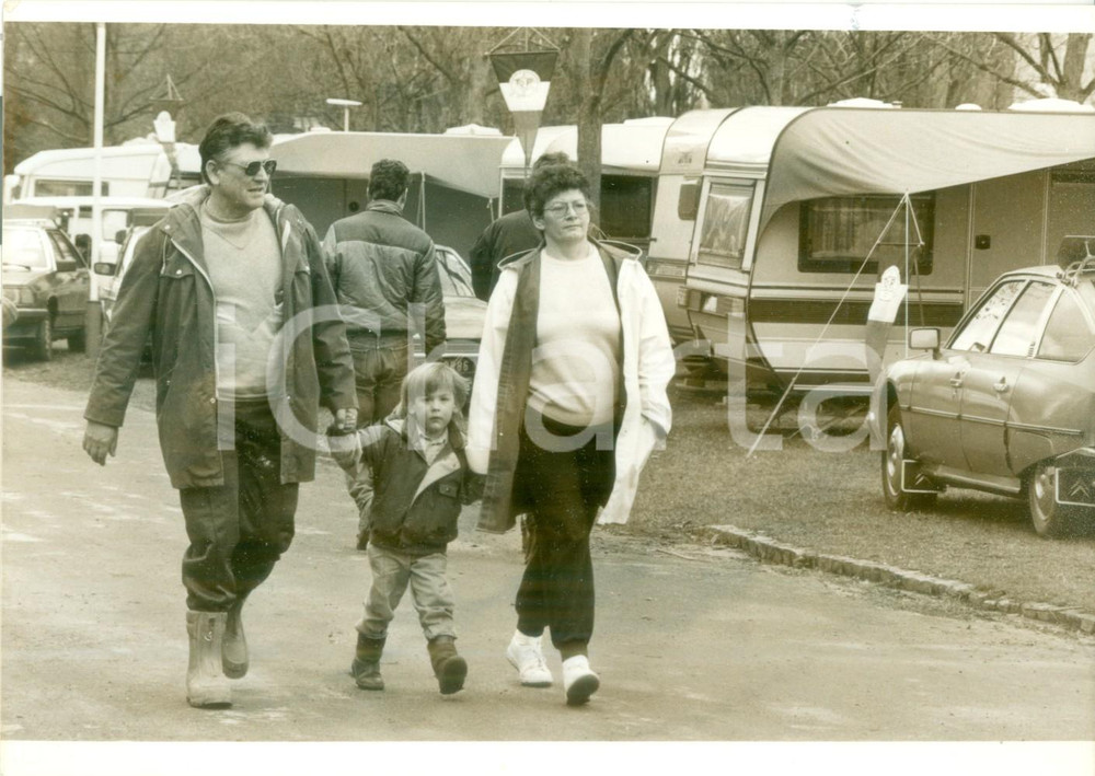 Fotografia d epoca originale 1986 MULHOUSE FRANCE Famiglia di campeggiatori a passeggio Fotografia 1