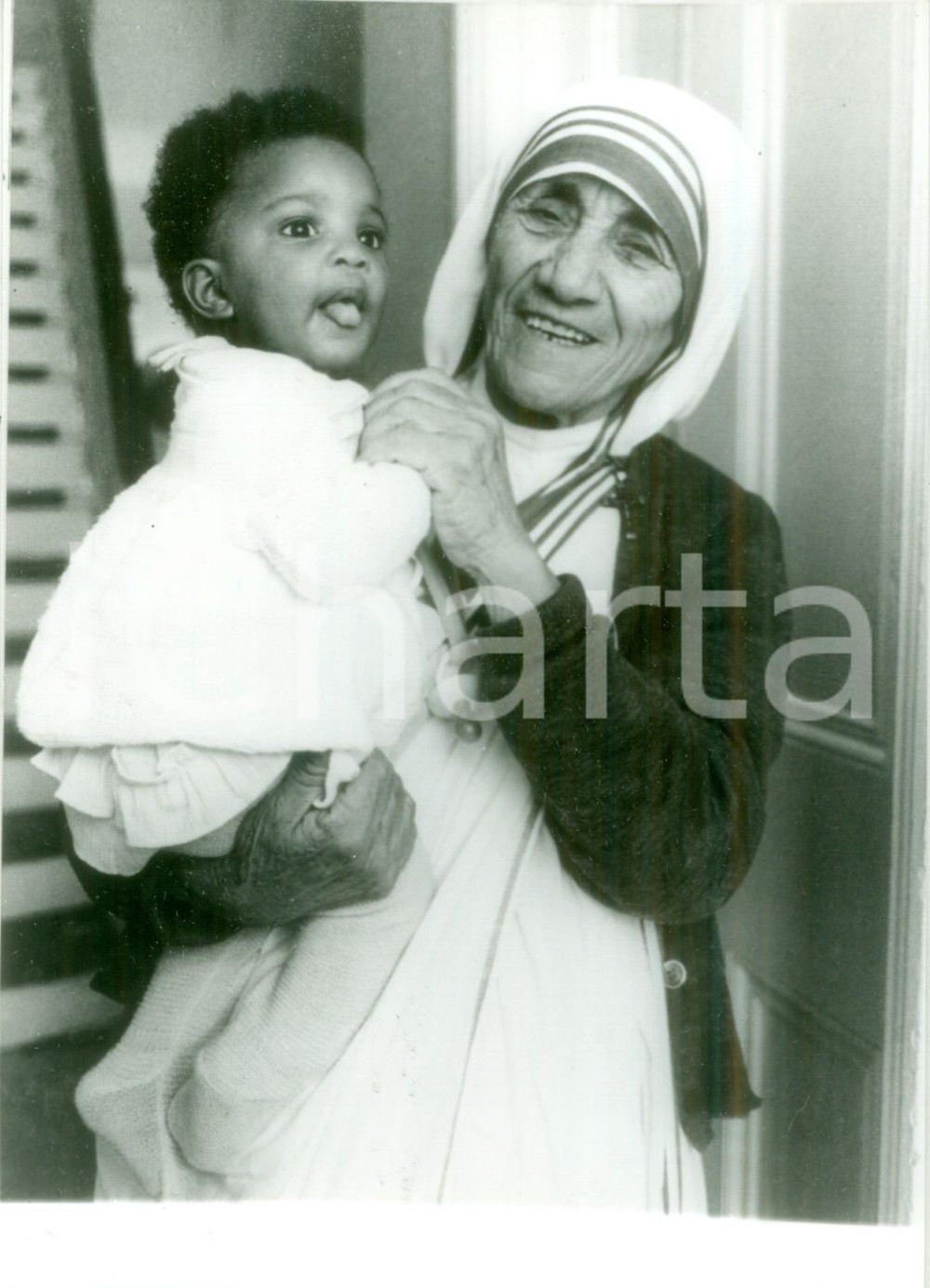 Fotografia d epoca originale 1982 INGHILTERRA Madre Teresa di CALCUTTA al Convento Missionarie KILEURN Foto 1