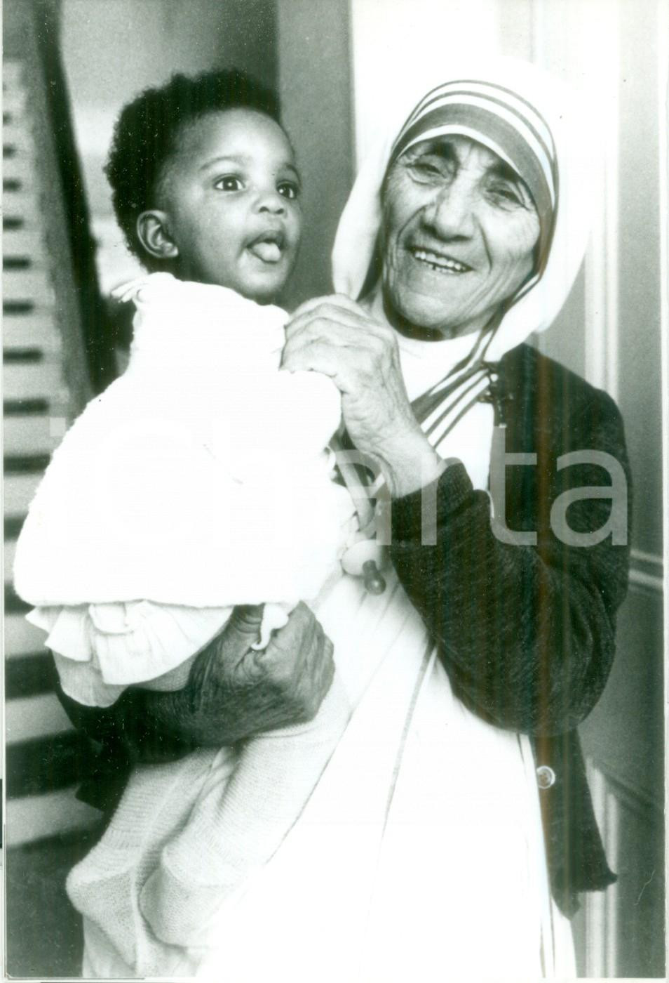 Fotografia d epoca originale 1982 INGHILTERRA Madre Teresa di CALCUTTA Convento Missionarie KILEURN RISTAMPA 1