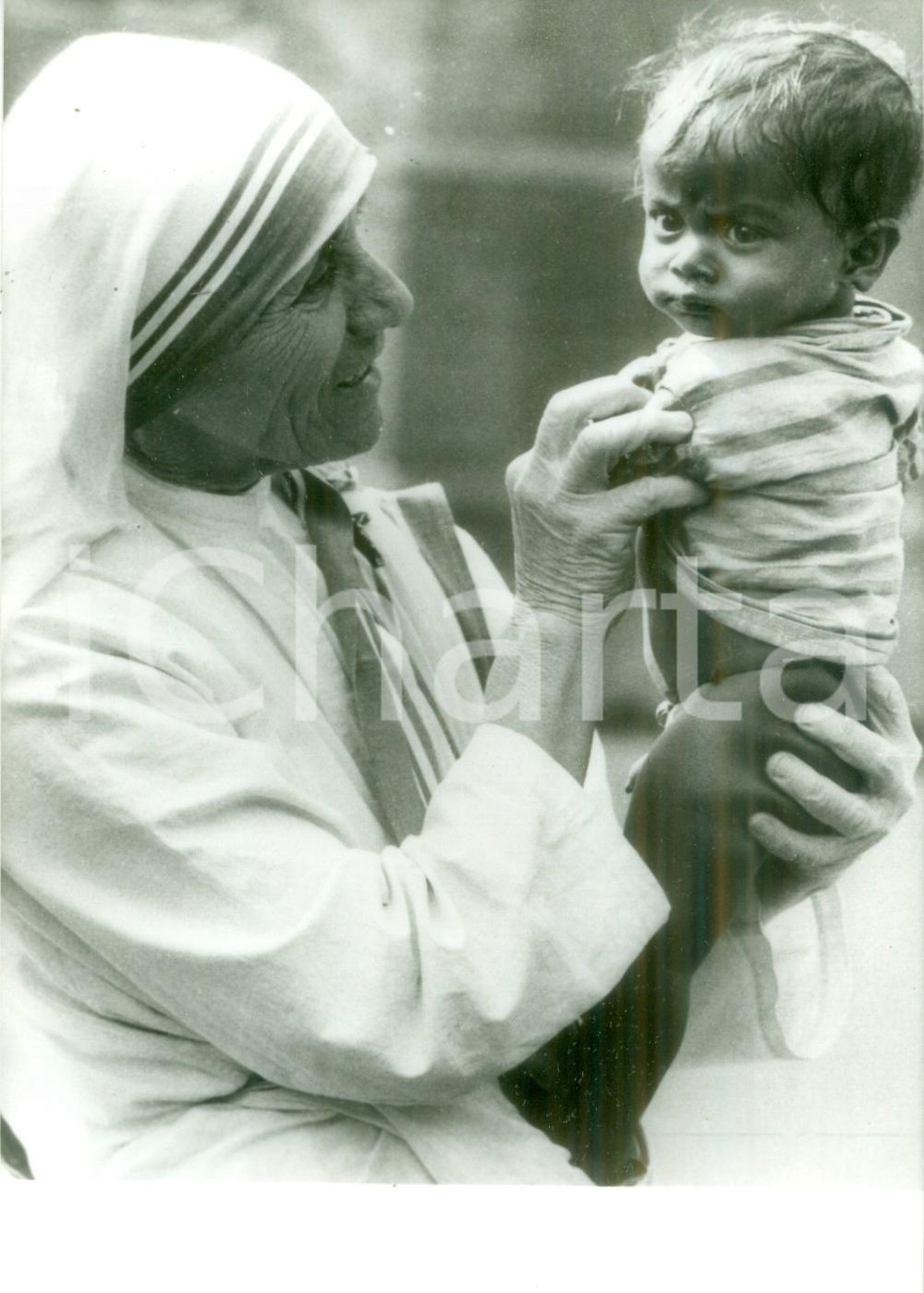 Fotografia d epoca originale 1979 CALCUTTA Madre Teresa con un piccolo orfano indiano Fotografia 1