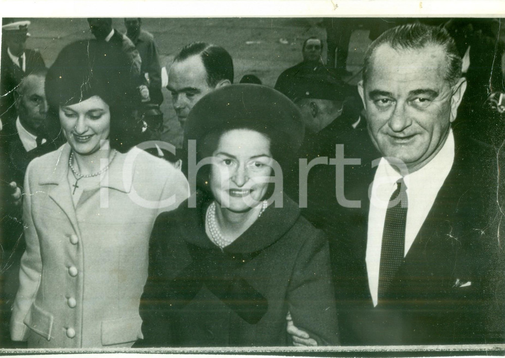Fotografia d epoca originale 1962 USA Presidente Lyndon B. JOHNSON con moglie e figlia Fotografia DANNEGGIATA 1
