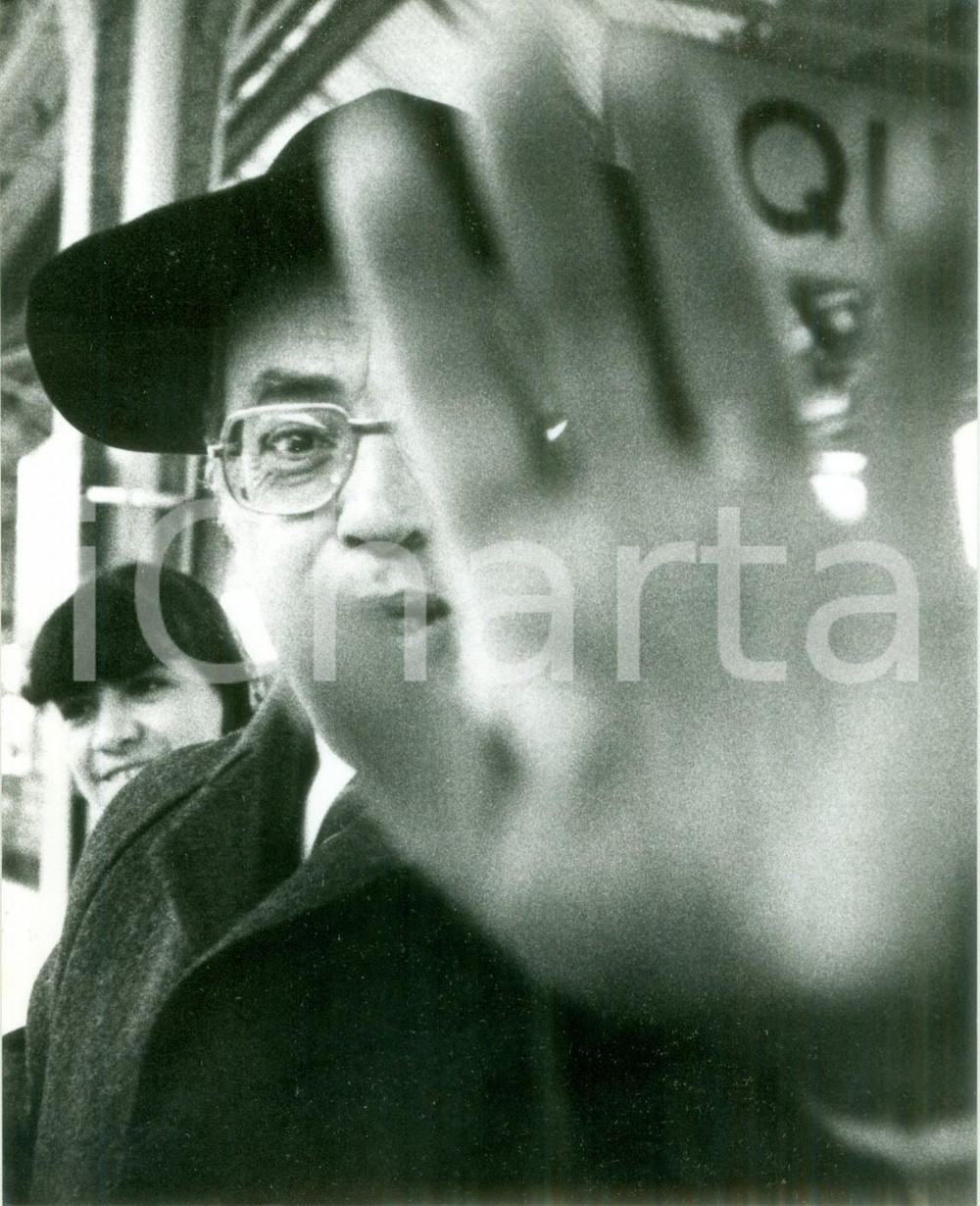 Fotografia d epoca originale 1985 ca FRANCE Politico Henri GOETSCHY si ripara dai paparazzi Fotografia 1