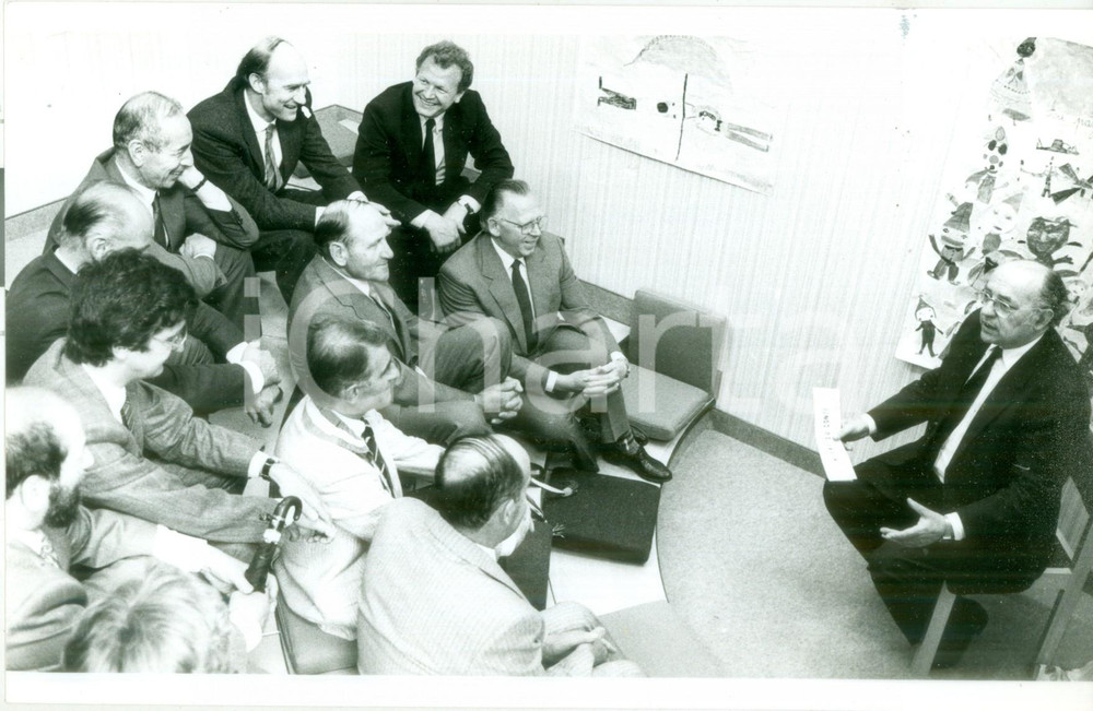 Fotografia d epoca originale 1985 ca FRANCE Henri GOETSCHY a un incontro con i medici Fotografia 1