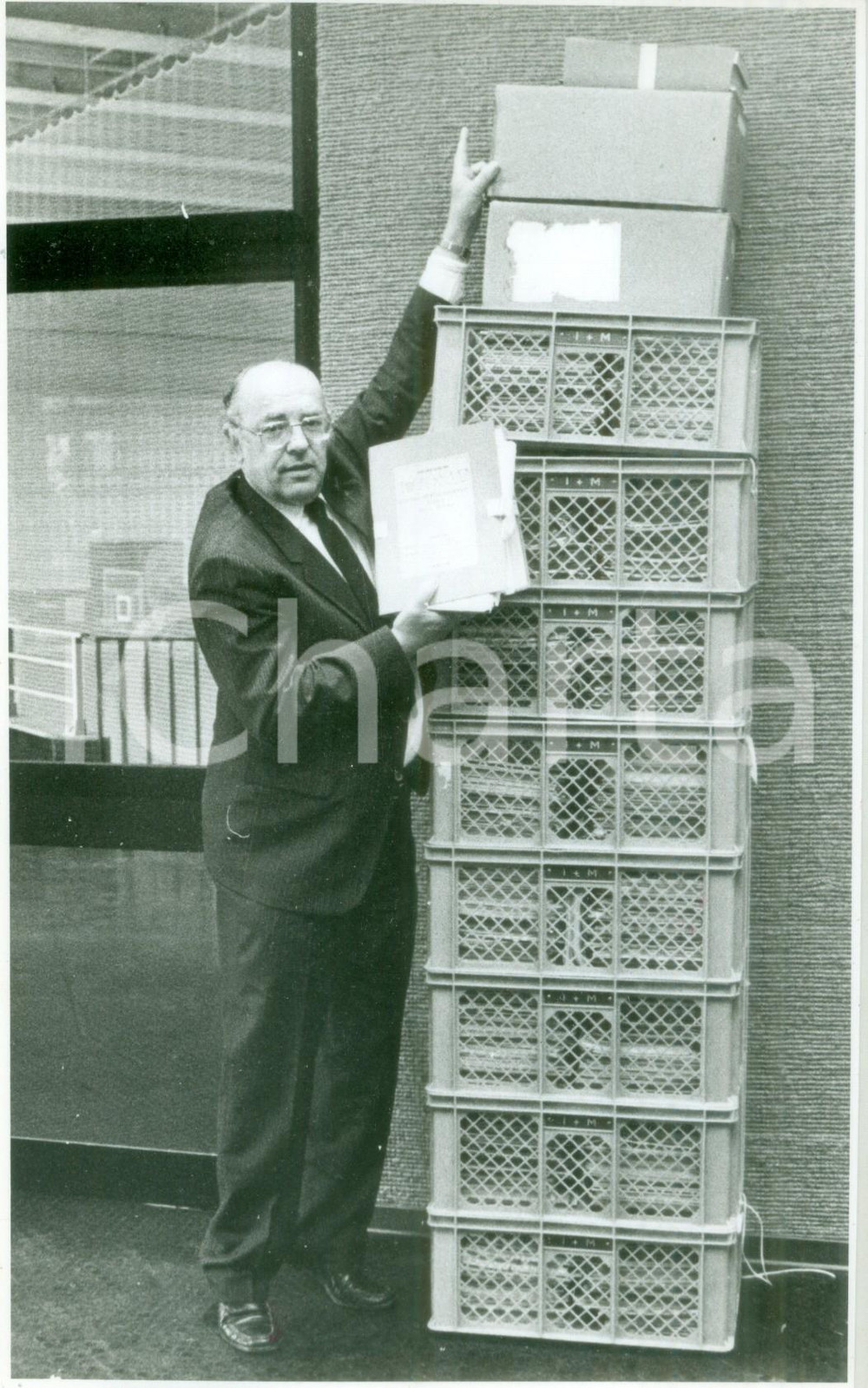 Fotografia d epoca originale 1985 ca FRANCE Politico Henri GOETSCHY con casse di documenti Fotografia 1