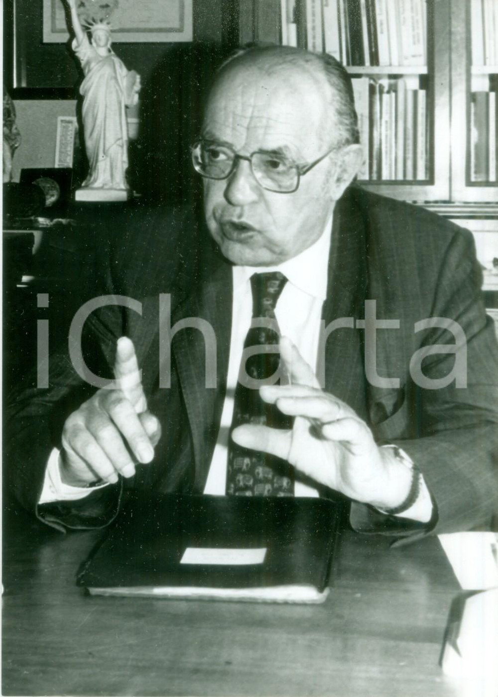 Fotografia d epoca originale 1991 ALSACE FRANCE Politico Henri GOETSCHY nel suo studio Fotografia 1