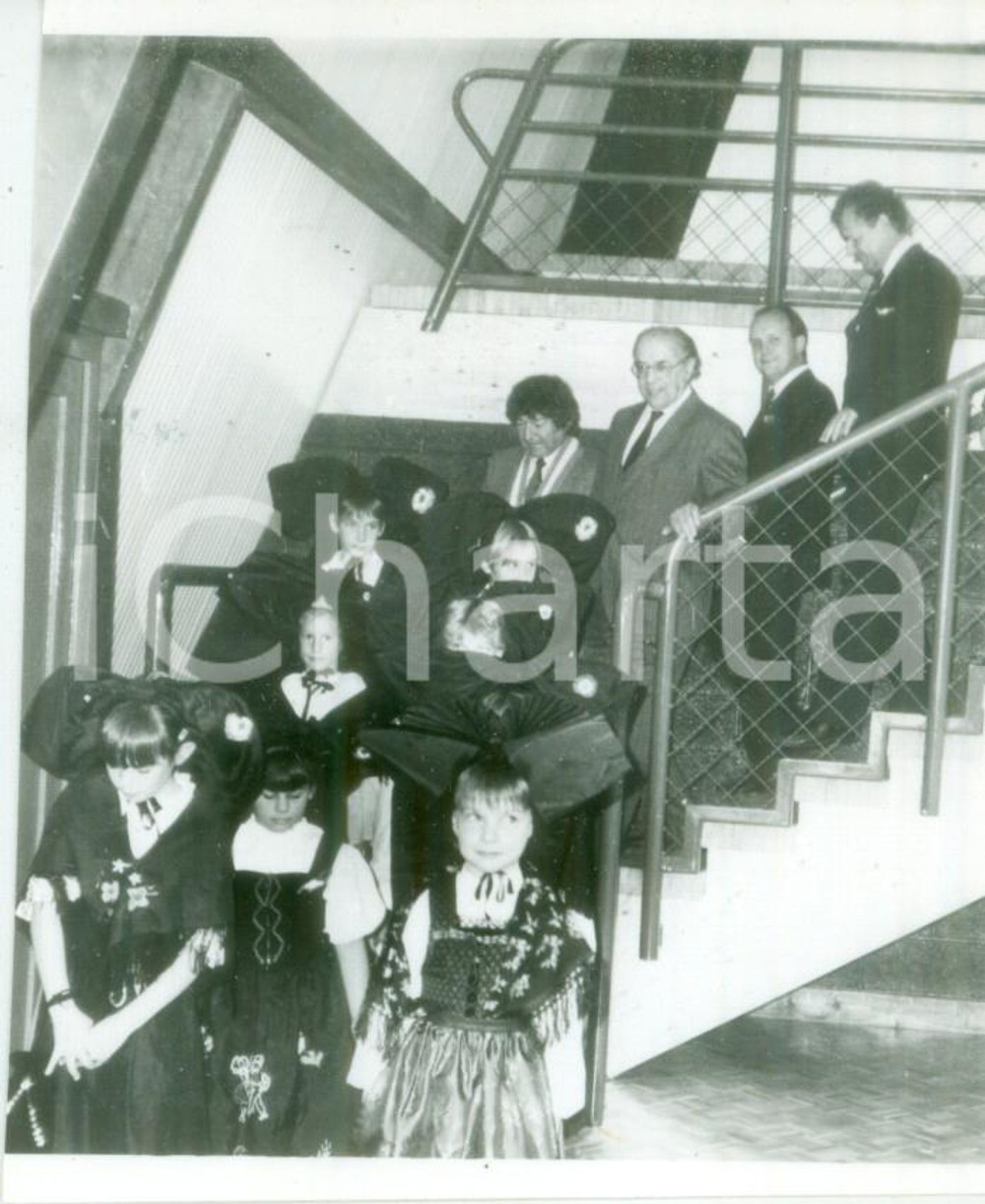 Fotografia d epoca originale 1987 FRANCE Politico Henri GOETSCHY con bambini in costume alsaziano Fotografia 1