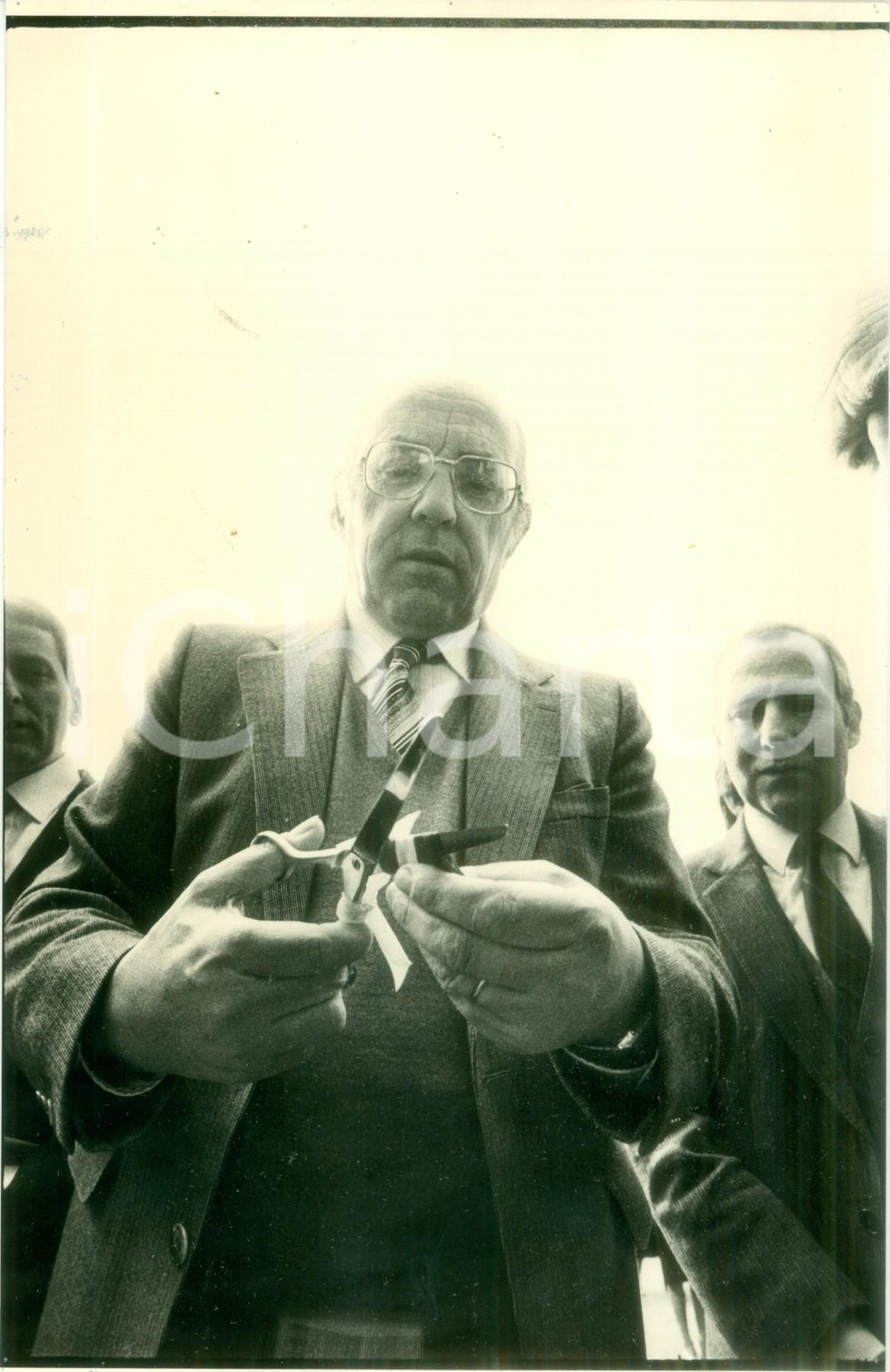 Fotografia d epoca originale 1985 ca FRANCE Politico Henri GOETSCHY taglia un nastro Fotografia 1