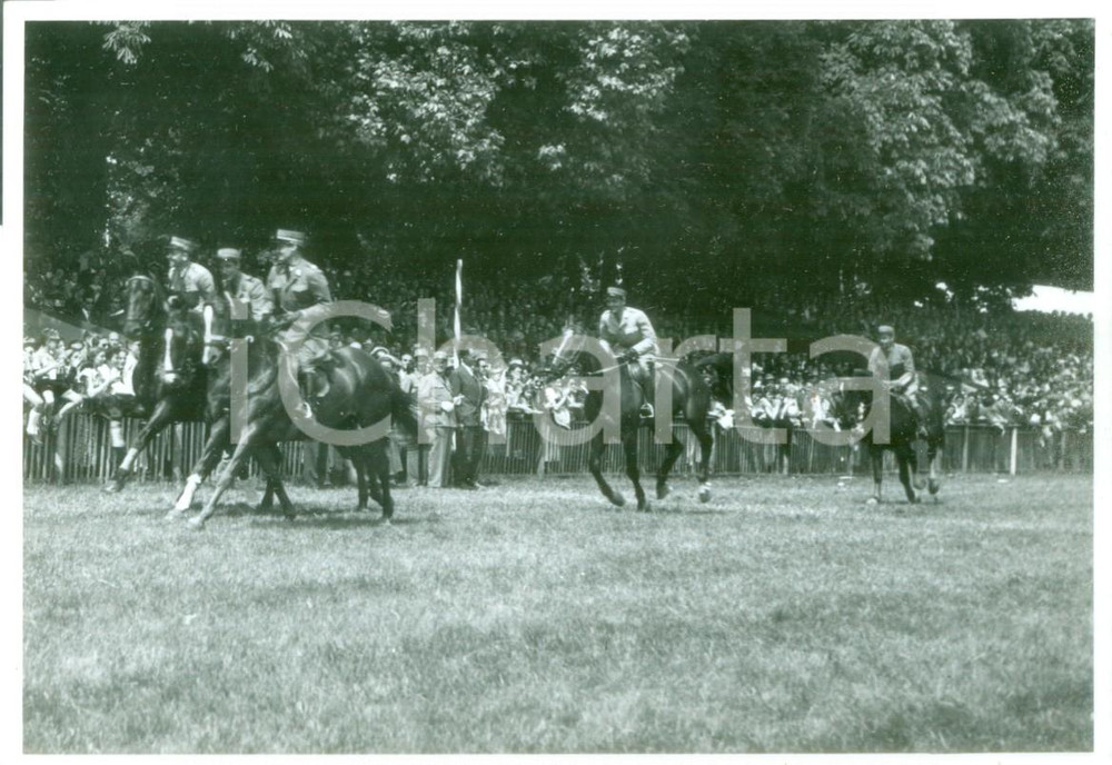 Fotografia d epoca originale 1955 ca SVIZZERA EQUITAZIONE Gara di galoppo all ippodromo Fotografia 1