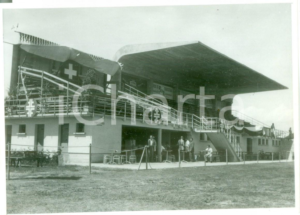 Fotografia d epoca originale 1955 ca SVIZZERA EQUITAZIONE La tribuna dell ippodromo Fotografia 1