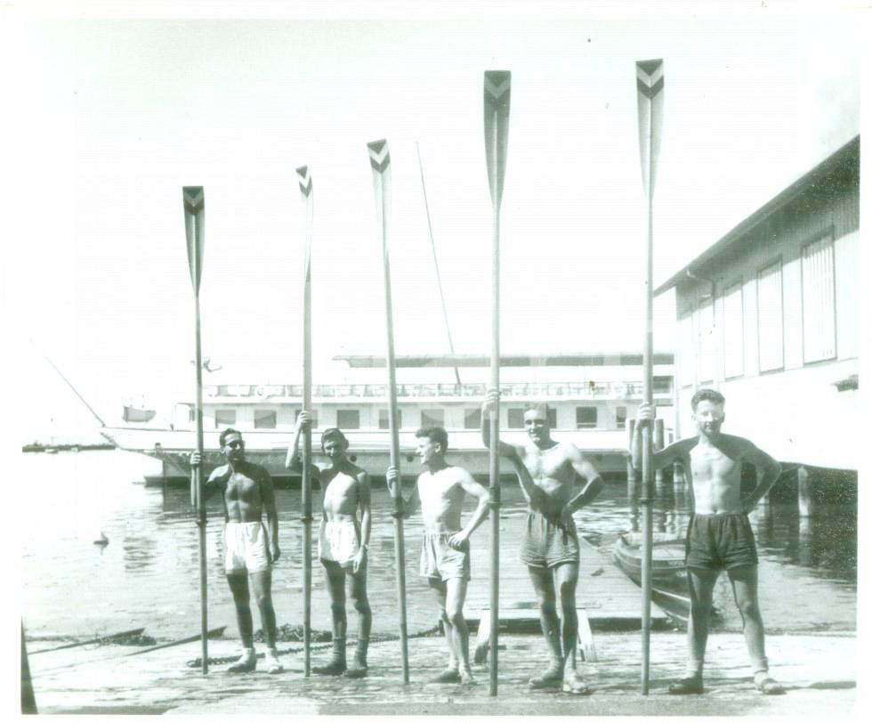 Fotografia d epoca originale 1955 ca SVIZZERA CANOTTAGGIO Gruppo canottieri con remi alzati Fotografia 1