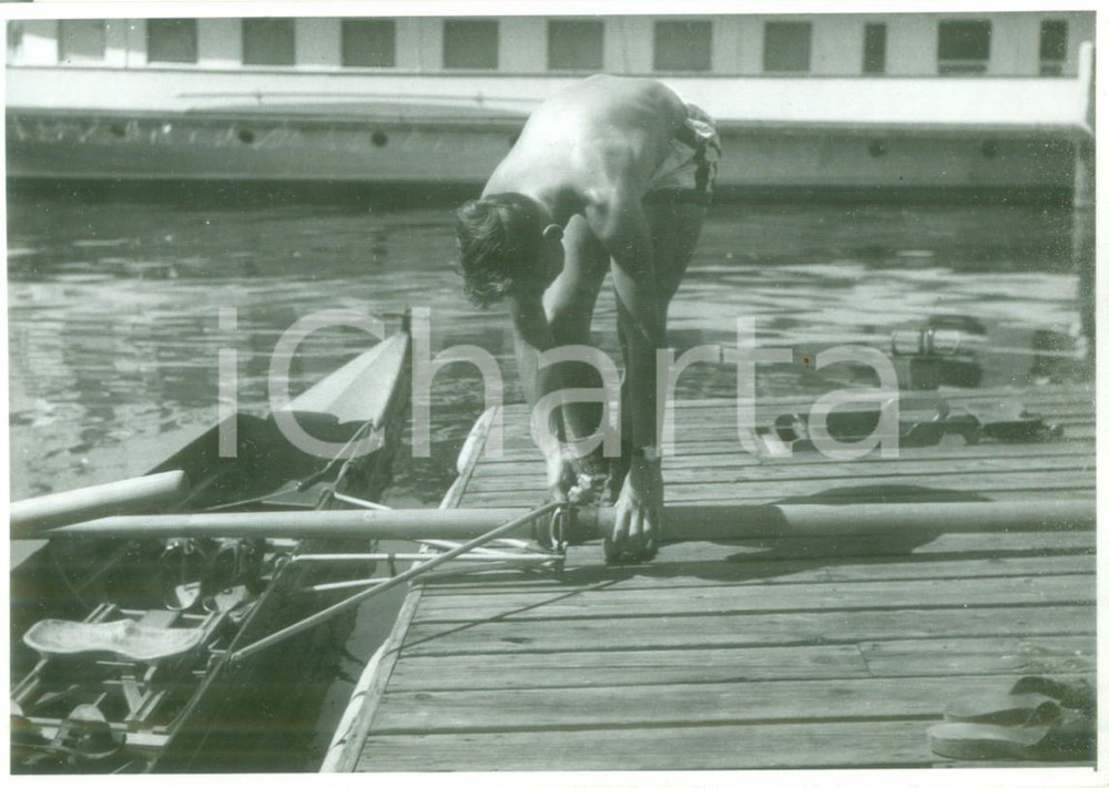 Fotografia d epoca originale 1955 ca SVIZZERA CANOTTAGGIO Canottiere prepara remi per canoa Fotografia 1