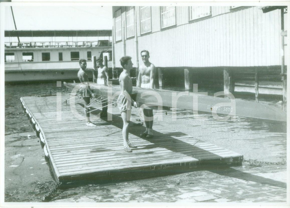 Fotografia d epoca originale 1955 ca SVIZZERA CANOTTAGGIO Canottieri sollevano canoa DARE DARE III Fotografia 1