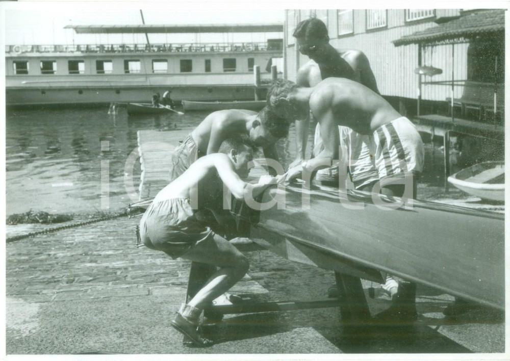 Fotografia d epoca originale 1955 ca SVIZZERA CANOTTAGGIO Canottieri controllano la canoa Fotografia 1