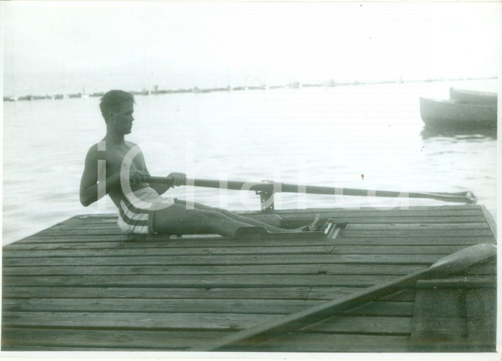 Fotografia d epoca originale 1955 ca SVIZZERA CANOTTAGGIO Canottiere si allena al vogatore Fotografia 1