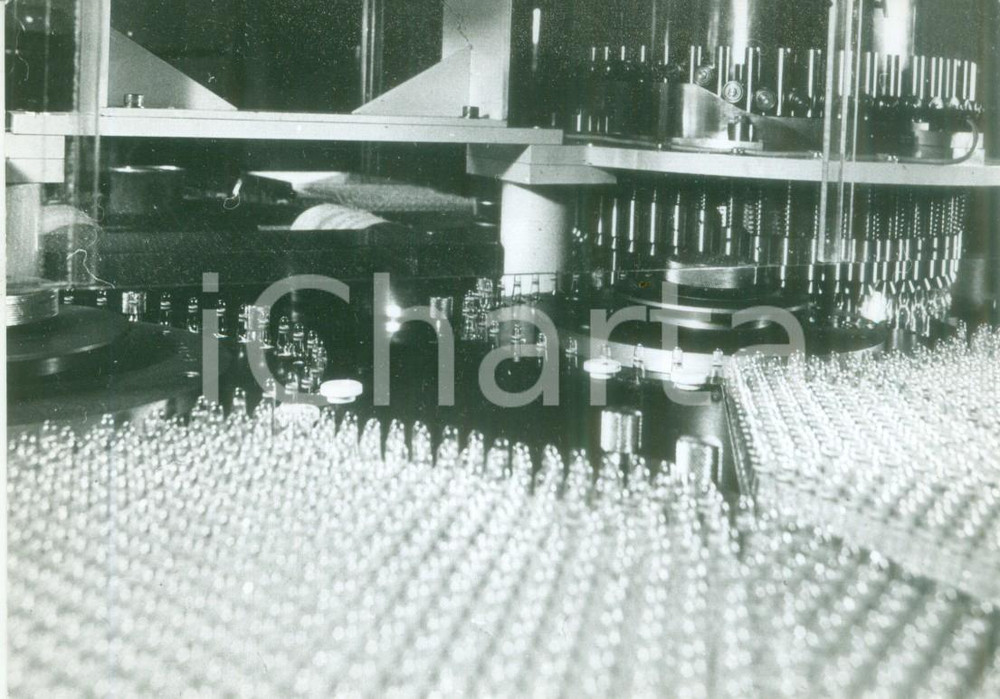 Fotografia d epoca originale 1990 ca BASEL SVIZZERA Preparazione delle bottigliette Fotografia 1