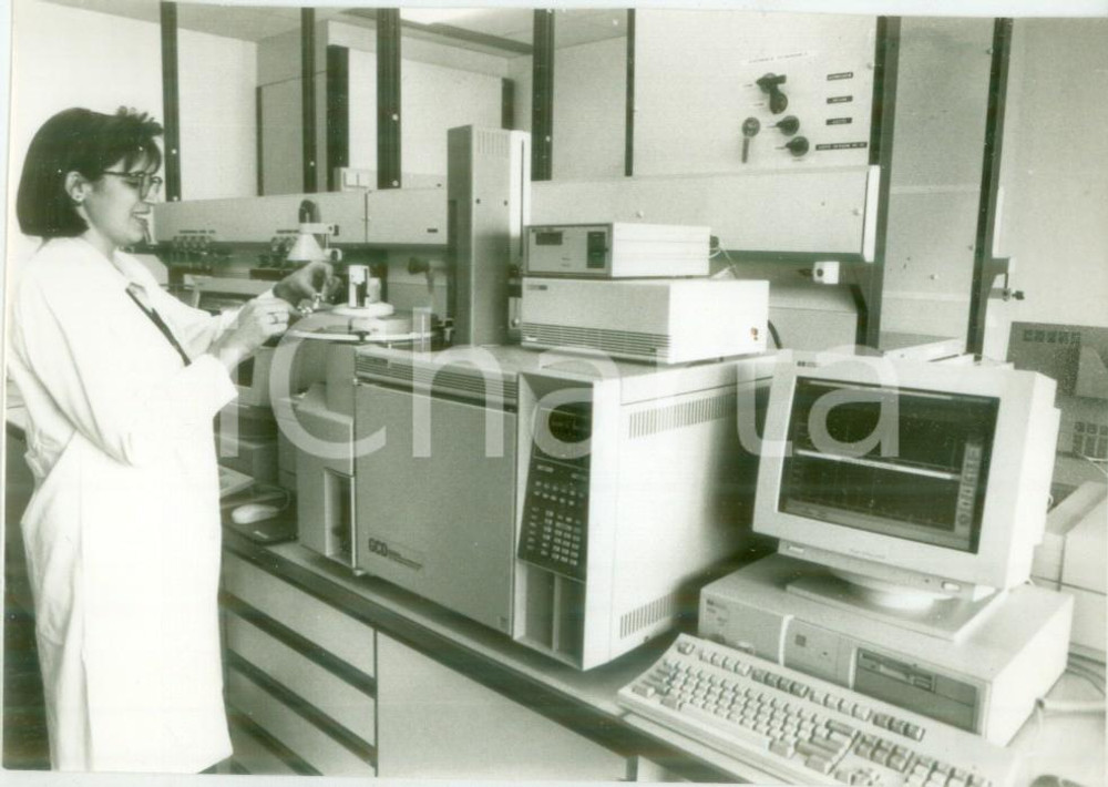 Fotografia d epoca originale 1994 HUNINGUE FRANCE Chimica al lavoro nei laboratori SANDOZ Fotografia 1