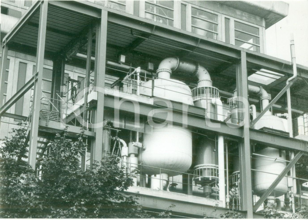 Fotografia d epoca originale 1990 ca SCHWEIZERHALLE SVIZZERA Cisterne stabilimenti chimici SANDOZ Foto 1