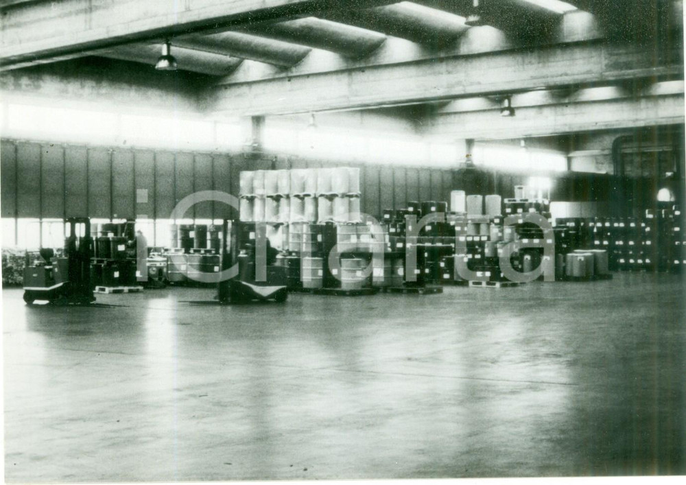 Fotografia d epoca originale 1985 ca SCHWEIZERHALLE SVIZZERA Deposito fusti sostanze chimiche Fotografia 1