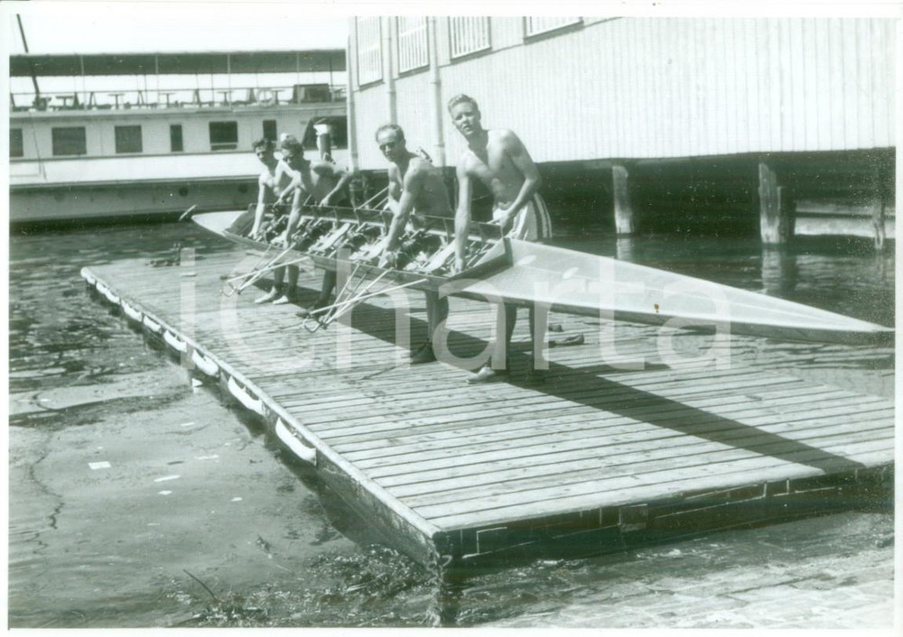 Fotografia d epoca originale 1955 ca SVIZZERA CANOTTAGGIO Canottieri mettono in acqua canoa Fotografia 1