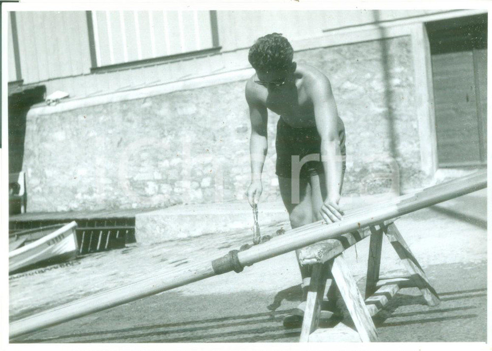 Fotografia d epoca originale 1955 ca SVIZZERA CANOTTAGGIO Canottiere spalma grasso sui remi Fotografia 1