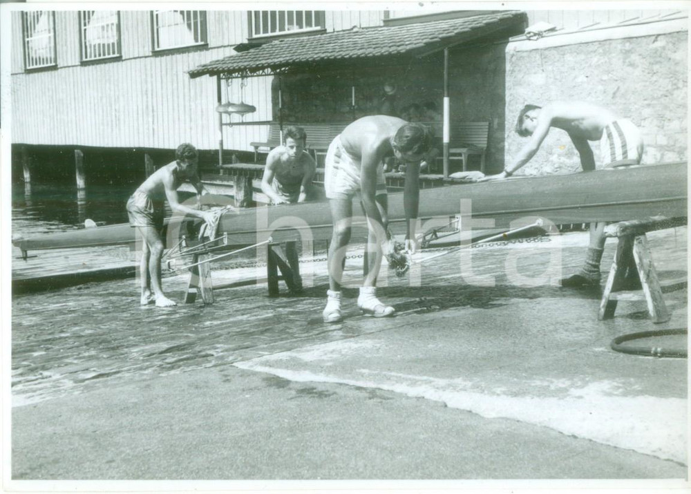 Fotografia d epoca originale 1955 ca SVIZZERA CANOTTAGGIO Canottieri lavano la canoa Fotografia 1