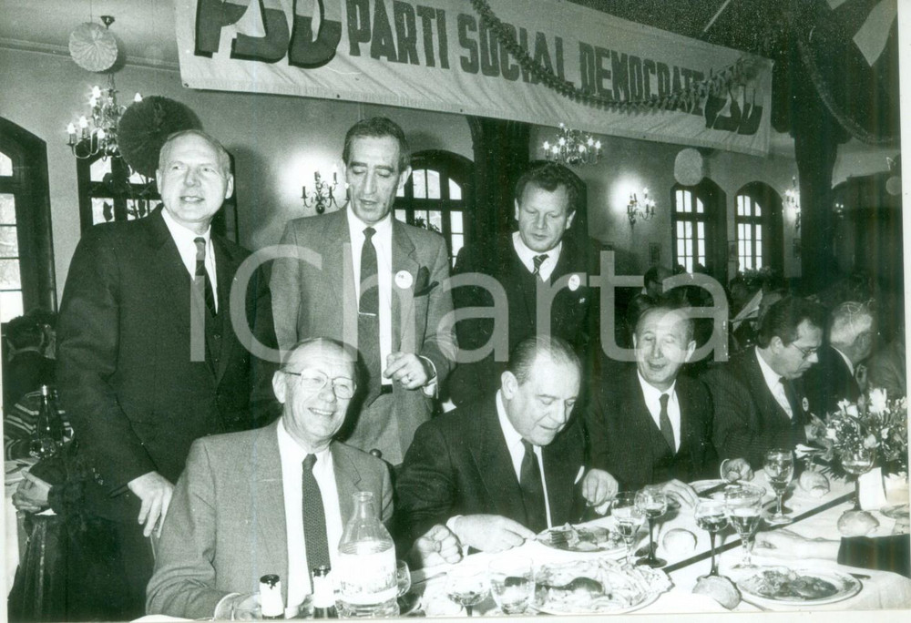 Fotografia d epoca originale 1986 ALSACE FRANCE Politico Raymond BARRE a festa Parti Social Democrate Foto 1