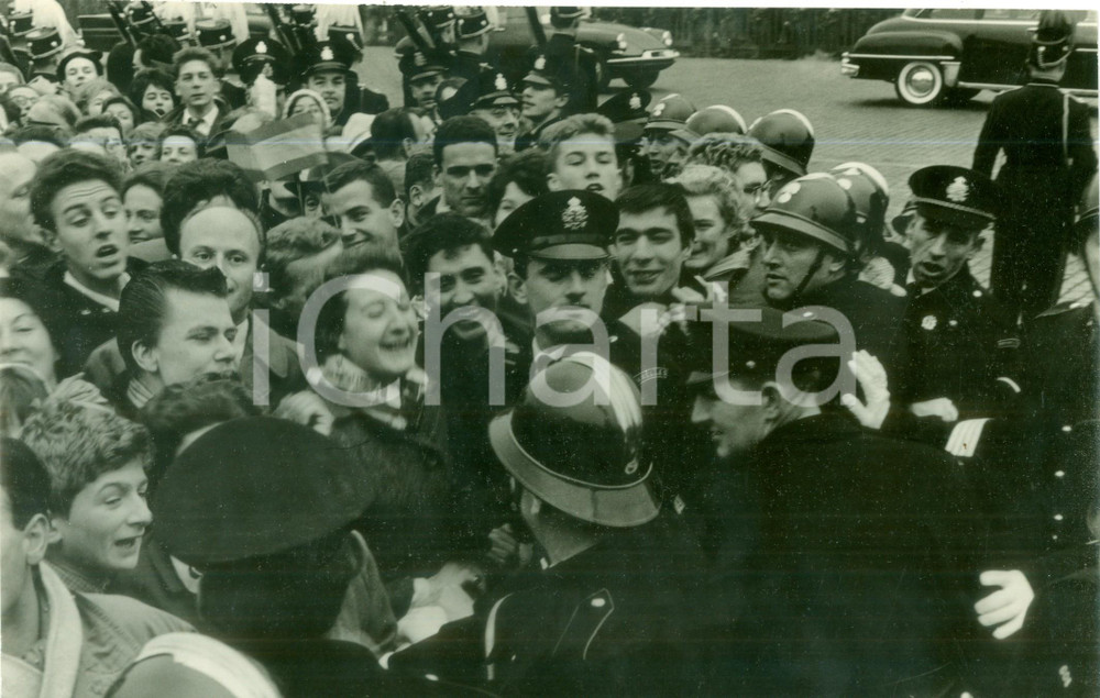Fotografia d epoca originale 1960 ca PARIS Folla acclama Fabiola del BELGIO in visita Fotografia 1