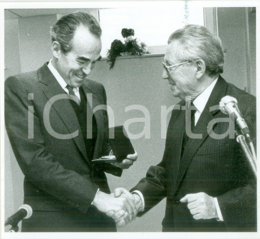 Fotografia d epoca originale 1988 STRASBOURG FRANCE ThÃ©o BRAUN consegna medaglia a Robert BADINTER Foto 1