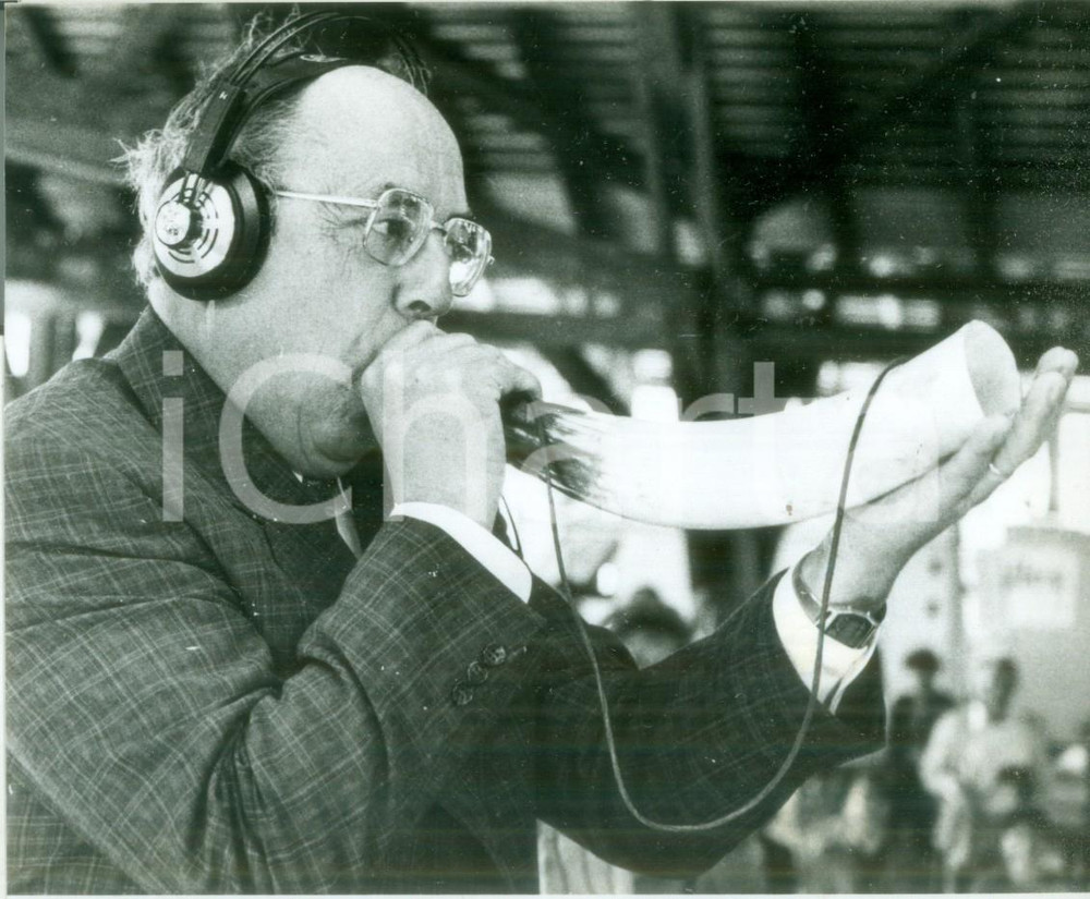 Fotografia d epoca originale 1972 ALSACE FRANCE Politico Henri GOETSCHY suona un corno da caccia Fotografia 1