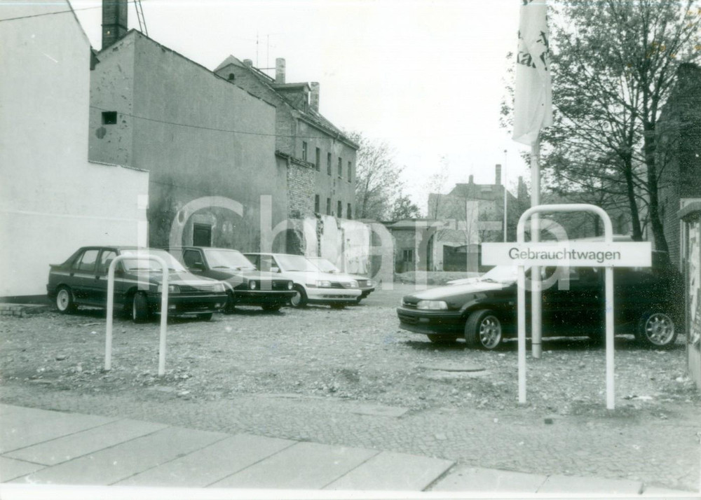 Fotografia d epoca originale 1990 ca GERMANIA Rivendita di automobili d occasione Fotografia 1