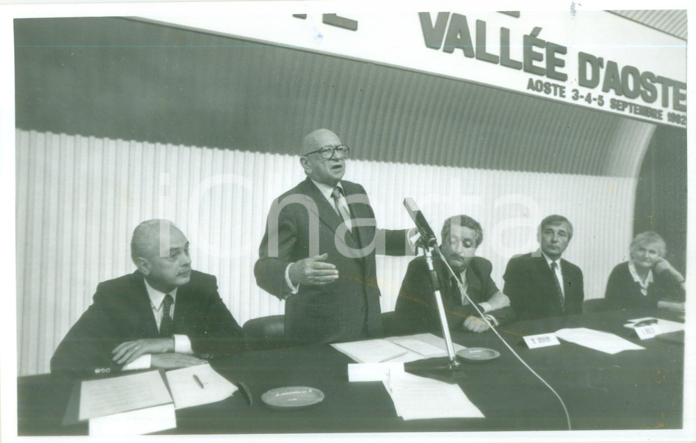 Fotografia d epoca originale 1982 VALLE D AOSTE Politico Edgar FAURE interviene a un convegno Fotografia 1