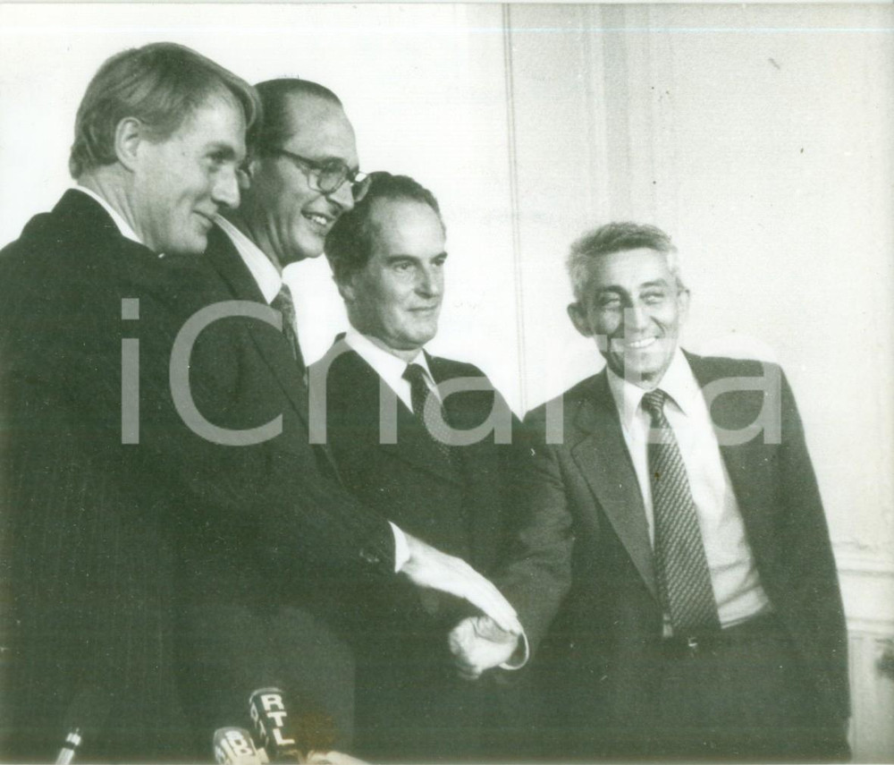 Fotografia d epoca originale 1985 ca PARIS FRANCE Politico Bernard PONS intervistato a RTL Fotografia 1