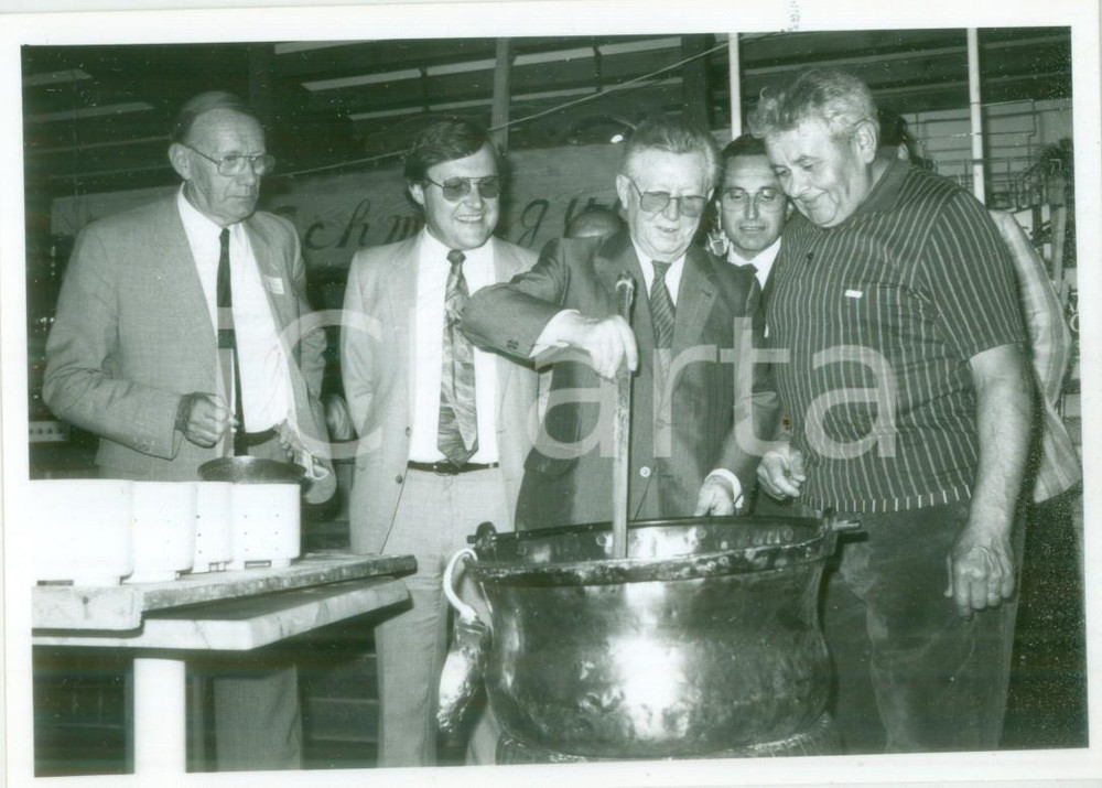 Fotografia d epoca originale 1989 LA BRESSE FRANCE Sindacalista ThÃ©o BRAUN a fiera culinaria Fotografia 1