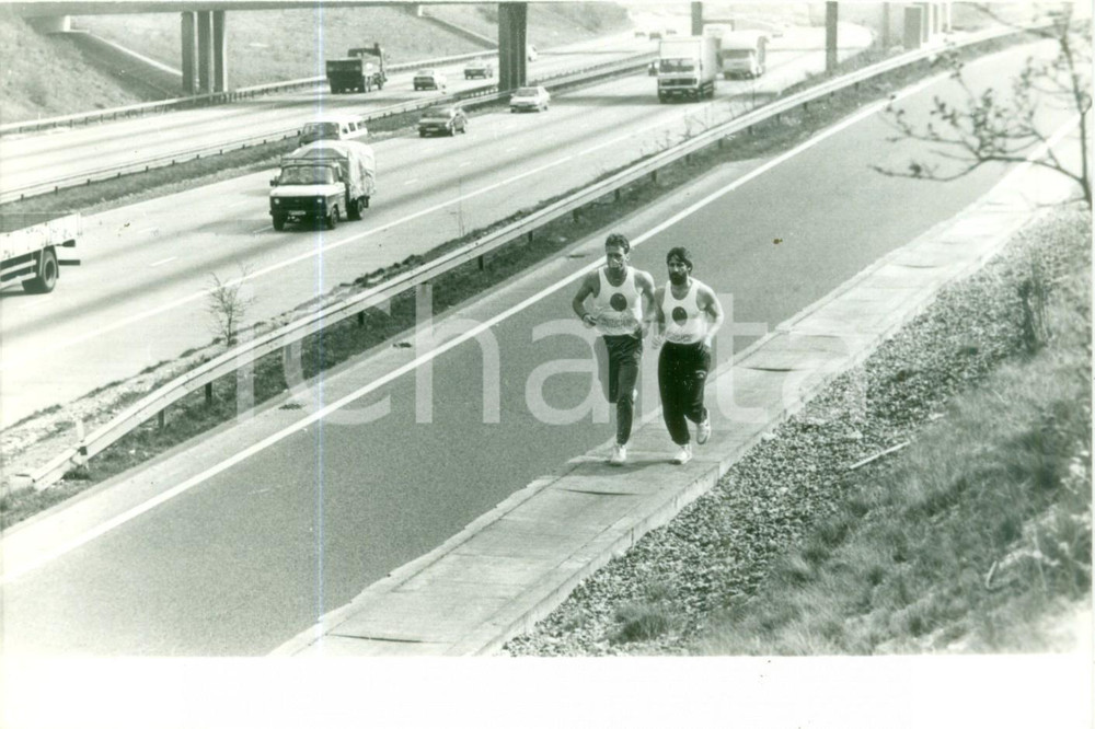 Fotografia d epoca originale 1990 LONDON Podisti corrono in autostrada con maschera antigas Fotografia 1