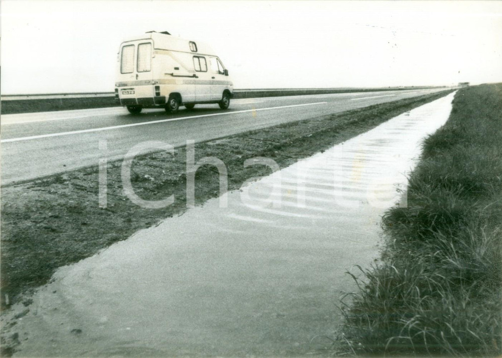 Fotografia d epoca originale 1985 ALSACE FRANCE Camioncino transita in autostrada Fotografia 1